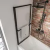 Detailbild der Badewannenfaltwand in eingeklappt, sodass sie auf der seitlichen Wand aufliegt Produktbild-Vorschau