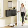 Frau öffnet Tür neben SoBuy Schuhschrank FSR204-SCH im Flur Podgląd zdjęcia produktu