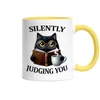 Silently Judging You Tasse Gelb Lustige Katze Nerd Humor Produktbild-Vorschau 2