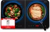 A dual induction cooktop with food being cooked on both plates, accompanied by a review badge. Produktbild-Vorschau