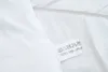 A close-up of a white fabric label with laundry care symbols and material information. Anteprima dell’immagine prodotto