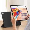 A person is holding a tablet with a stylus, and a black case is propped up behind it. Anteprima dell’immagine prodotto