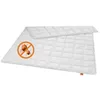 A white quilted blanket is laid out flat, with a graphic indicating it is anti-mite. Produktbild-Vorschau