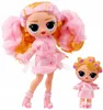 Two dolls, one larger and one smaller, are shown against a white background. Both dolls are dressed in pink robes and have pink hair curlers in their hair. Voir les images du produit