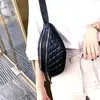 Grand sac réniforme en cuir souple Eco matelassé pour Voir les images du produit 27