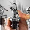 Versatore per bottiglie nero con tappo in plastica in set Anteprima dell’immagine prodotto 2