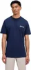 Mann trägt ein navyblaues T-Shirt von Berghaus mit kleinem Logo auf der Brust. Produktbild-Vorschau