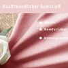 A close-up of pink velvet fabric with text overlays describing its features. Voir les images du produit