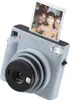 A Fujifilm Instax Square SQ 1 camera with a photo emerging from it. Anteprima dell’immagine prodotto
