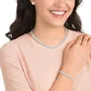 A woman wearing a pearl necklace, bracelet, and earrings. Anteprima dell’immagine prodotto