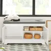 SoBuy Schuhbank Katzenmöbel FSR136-W: Offene Schubladen mit Körben und Behältern, eine Katze ruht oben auf der Bank Náhľad obrázku produktu