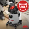 A person wearing gloves is using a wet/dry vacuum cleaner. Produktbild-Vorschau