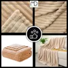 Collage of images showing a beige striped blanket in different views and settings. Anteprima dell’immagine prodotto