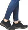 A person wearing blue jeans and black sneakers. Voir les images du produit