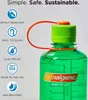 A green Nalgene water bottle with a green cap and orange accents, shown with feature callouts on the left. Produktbild-Vorschau