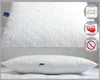 A white pillow is shown against a light gray background, with close-ups of its quilted texture and certification badges. Produktbild-Vorschau