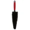 A cleaning brush with a red handle and black bristles, shown against a white background. Voir les images du produit
