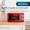 A red retro-style microwave oven is shown on a wooden countertop, with text overlays describing its features and capacity. Anteprima dell’immagine prodotto