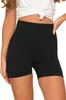 A person wearing black ribbed shorts and a white knotted t-shirt. Produktbild-Vorschau