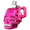 A pink glittery skull-shaped perfume bottle with a silver spray nozzle and a pink 'P' charm attached by a silver chain. Anteprima dell’immagine prodotto