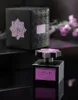 A black perfume bottle with a purple label sits on a reflective black surface, with a matching black box in the background. Anteprima dell’immagine prodotto