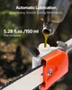 Close-up of a chainsaw being refueled with oil, with text overlay highlighting features. Produktbild-Vorschau