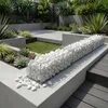 Weiße Kieselsteine in einem Gabionenkorb als Gartendekoration auf einer modernen Terrasse Produktbild-Vorschau