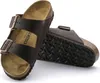 A pair of brown Birkenstock sandals shown from a slightly angled perspective against a white background. Anteprima dell’immagine prodotto