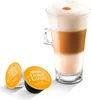 A Nescafé Dolce Gusto Latte Macchiato coffee drink in a glass, with two coffee capsules in the foreground. Voir les images du produit