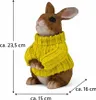 Deko Hase mit gelbem Pullover – Sitzende Hasenfigur aus Produktbild-Vorschau 5
