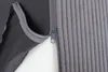 A close-up view of a gray corduroy pet ramp with a zipper detail. Voir les images du produit