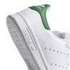 A close-up view of the heel and sole of a white Adidas Stan Smith sneaker with green accents. Náhled obrázku produktu