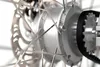 Close-up view of a bicycle hub with spokes, a disc brake rotor, and a belt drive system. Anteprima dell’immagine prodotto