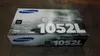 A Samsung toner cartridge box is placed on a dark, textured surface. Náhled obrázku produktu