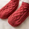 Paar rote Zopfmuster-Hausschuhe-Socken mit weißem flauschigem Futter, von oben gesehen Náhľad obrázku produktu