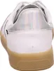 The back view of a white sneaker with silver accents and a tan sole. Voir les images du produit