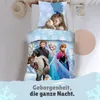 A child sleeping on a bed with Frozen-themed bedding, with characters from the movie depicted on the duvet cover. Produktbild-Vorschau