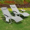 Zwei SoBuy Schaukelstühle OGS28-HGx2 auf grünem Rasen mit Gartenmöbeln im Hintergrund Náhled obrázku produktu