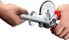 Hands using a pipe cutter to cut a gray pipe. Arrows indicate twisting motion. Produktbild-Vorschau