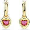 A pair of gold hoop earrings with pink heart-shaped gemstones. Produktbild-Vorschau