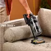 A person is using a Samsung cordless vacuum cleaner on a sofa. Anteprima dell’immagine prodotto