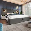 A bedroom scene featuring a bed with a headboard, nightstand, and lamp. Anteprima dell’immagine prodotto