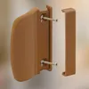 A brown plastic door handle and a separate mounting bracket are shown with two screws. Anteprima dell’immagine prodotto