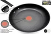 A close-up view of a frying pan with callouts highlighting its features. Produktbild-Vorschau