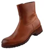 Das Bild zeigt einen braunen Stiefel der aus hochwertigem Leder gefertigt ist. Der Stiefel ist von der linken Seite sichtbar und hebt sich durch seine elegante Form und die markante Naht ab.