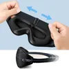 Hands adjusting the strap of a black sleep mask, with a second view of the mask showing the brand logo. Anteprima dell’immagine prodotto