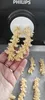 A hand holding fresh pasta made with a Philips pasta maker. Voir les images du produit