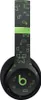 A close-up, front-facing view of a pair of Beats By Dre Solo 4 headphones, featuring a Minecraft-themed design. Produktbild-Vorschau