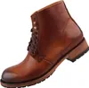 Auf dem Bild ist ein brauner Stiefel zu sehen der von der Seite betrachtet wird. Die Oberfläche des Stiefels wirkt aus robustem Material und zeigt eine markante Schnürung. Produktbild-Vorschau