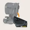A car seat base is shown detached from a car seat, with an orange arrow indicating a connection or movement. Voir les images du produit